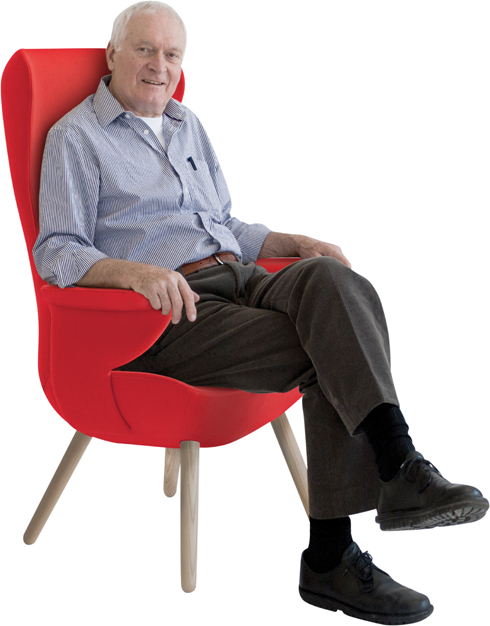 110526_KG Chair Bright Red + Ken-----