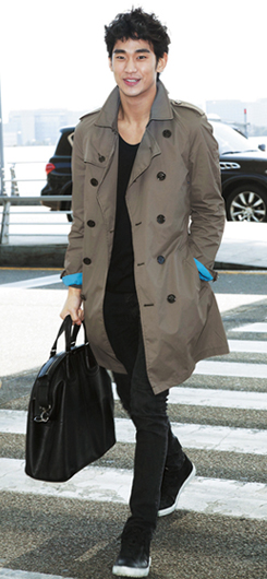 Korean_actor_Kim_Soo_Hyun_wearing_Burberry_trench_coat_in_In