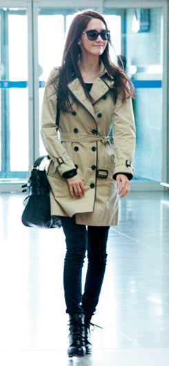 Yoona_wearing_Burberry_Trench_at_Incheon_airport_18thMarch,2